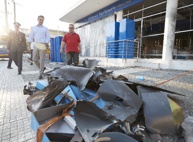 Στον τόπο της έκρηξης, στα ΕΛΤΑ Κερατέας, ο Κυριάκος Μητσοτάκης!