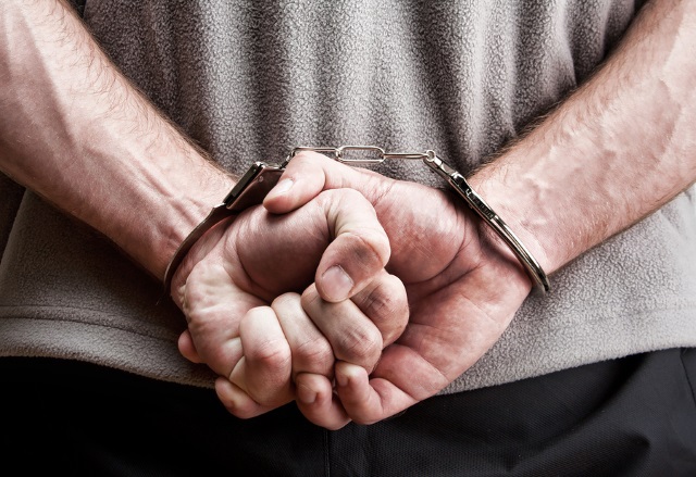 Χειροπέδες στον “Κώστα” που λήστεψε και στη Βούλα με πρόσχημα την πώληση ηλεκτρικών συσκευών!