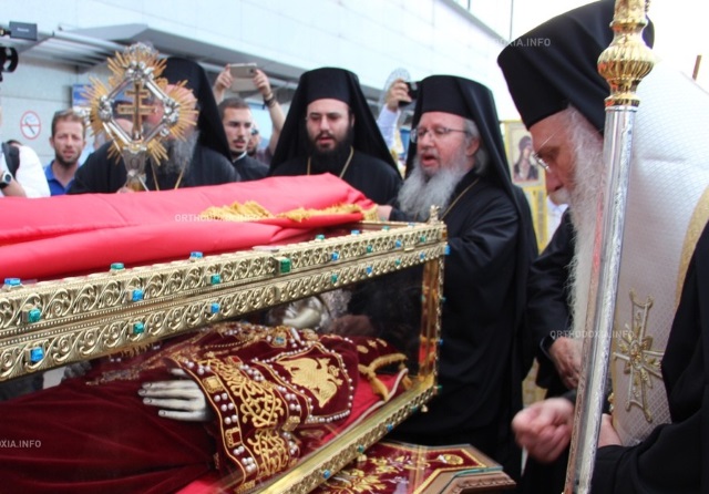 Η μεσογείτικη γη άνοιξε πρώτη την αγκαλιά της στο ιερό σκήνωμα της Αγίας Ελένης! (Φωτός)