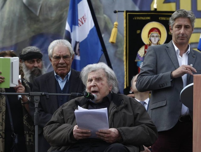 Δείτε τις αντιδράσεις των πολιτών στην ομιλία του Μίκη Θεοδωράκη στο συλλαλητήριο του Συντάγματος! (Βίντεο)