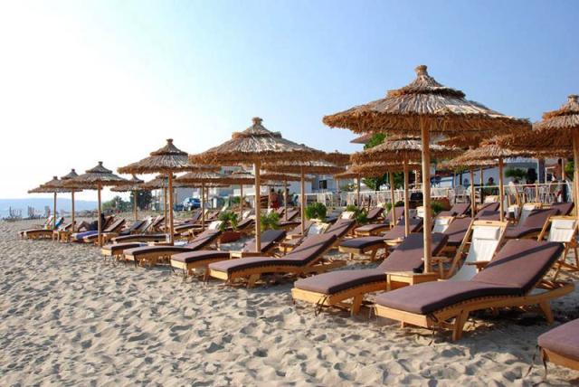 Οι ξαπλώστρες… νίκησαν και πάλι στις παραλίες και με νέα υπουργική απόφαση!