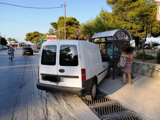 Η επιτομή της ασυνειδησίας σε στάση λεωφορείου στη λεωφόρο Αρτέμιδας! (Φωτός)